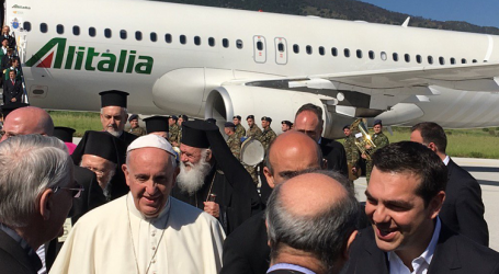 Papa Francisco llega a Lesbos y dice que «este es un viaje triste. Vamos a la mayor catástrofe humanitaria desde la segunda Guerra Mundial»