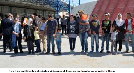 El Papa se lleva en su avión a 12 refugiados sirios de Lesbos a Roma que han sido acogidos por la Comunidad Sant’Egidio