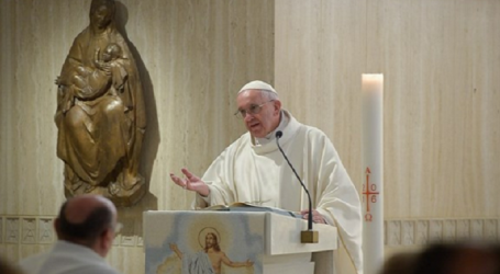 Papa Francisco en homilía en Santa Marta: «¡Quién sigue a Jesús no se equivoca! Dejemos a los videntes y adivinos»