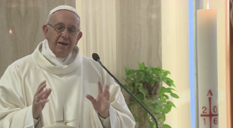 Papa Francisco en homilía en Santa Marta: «Seguir a Cristo en la Luz, nunca cristianos mentirosos y con doble vida»