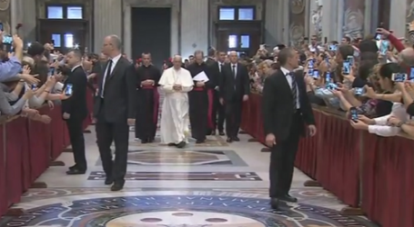 Papa Francisco en la Vigilia “para enjugar las lágrimas”: «La oración es la verdadera medicina para nuestro sufrimiento»