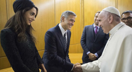 El Papa reconoce la implicación de los actores George Clooney, Richard Gere y Salma Hayek en el proyecto educativo de Scholas