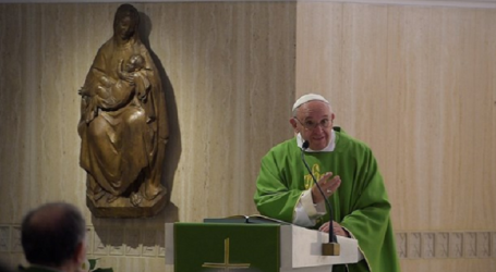 Papa Francisco en homilía en Santa Marta: «La batería del cristiano para dar luz es la oración»
