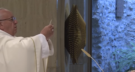 Papa Francisco en homilía en Santa Marta: «Que los cristianos se miren al espejo antes de juzgar a los demás»