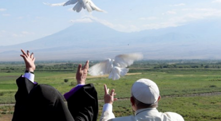El Papa concluye el viaje a Armenia visitando el pozo en el que estuvo preso san Gregorio y liberando palomas, como deseo de paz,en la frontera con Turquía