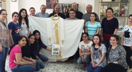 Refugiadas de Irak hacen casulla con tela reciclada para que el Papa Francisco la vista en la JMJ de Cracovia