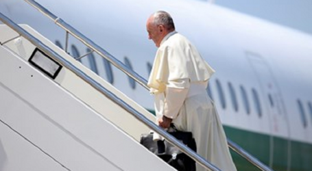 El Papa ya vuela hacia Polonia para la JMJ y antes ha rezado con niños con cáncer ante la tumba de Juan Pablo II y le han despedido jóvenes refugiados