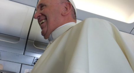 El Papa en el avión a Polonia para la JMJ sobre el sacerdote asesinado en Francia: «El mundo está en guerra, pero no de religión»