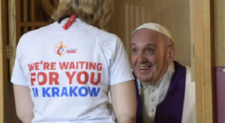 El Papa Francisco confiesa a 5 jóvenes en Santuario de la Divina Misericordia