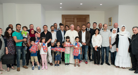 El Papa Francisco come con los refugiados sirios que trajo de Lesbos en Santa Marta e intercambia dibujos y juguetes con los niños