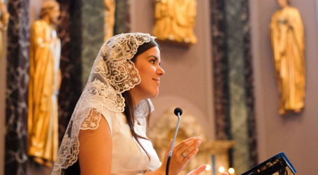 Cosmopolitan publica el testimonio de la joven Carmen Briceno: «Estoy felizmente casada con Dios: Como una virgen consagrada»