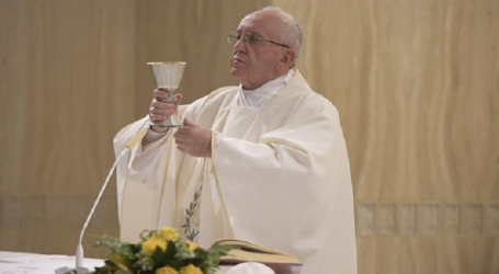 Papa Francisco en homilía en Santa Marta: «¡Quien se aprovecha de la confianza del prójimo para tramar el mal, es un mafioso! No ocultemos la luz de Dios»