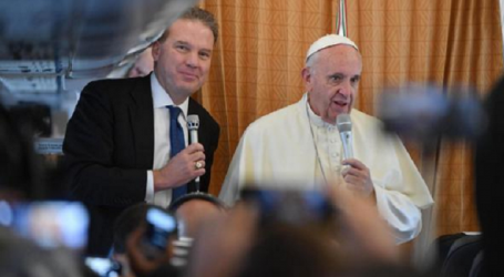 Papa Francisco en el avión de vuelta de Bakú: «He acompañado y acompaño a homosexuales, y los he acercado al Señor»