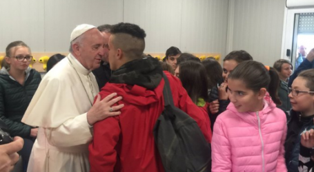 El Papa visita por sorpresa a los afectados del terremoto de Italia y ora con ellos por las víctimas: “Estoy cerca y rezo por ustedes”