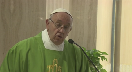 Papa Francisco en homilía en Santa Marta: «Hoy Dios llora ante las calamidades naturales y las guerras»