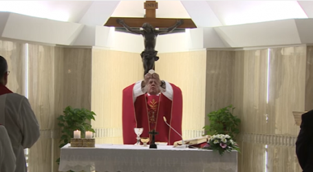 Papa Francisco en homilía en Santa Marta: «La piedra angular de la Iglesia es Jesús ante el Padre que reza por nosotros»