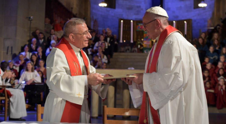 Papa firma en Lund declaración católico-luterana: «Exhortamos a luteranos y católicos a trabajar juntos para acoger al extranjero»