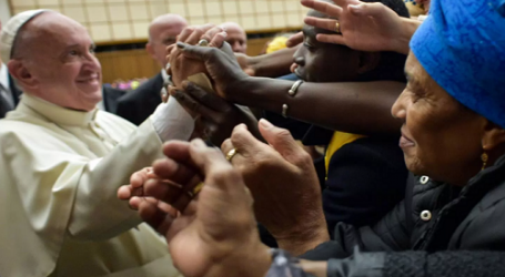 Papa Francisco a los sin techo: «Perdón por los cristianos que ven a un pobre y miran hacia otro lado»
