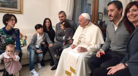 El Papa ha visitado este viernes de la Misericordia a 7 sacerdotes que abandonaron su ministerio, se casaron y formaron una familia