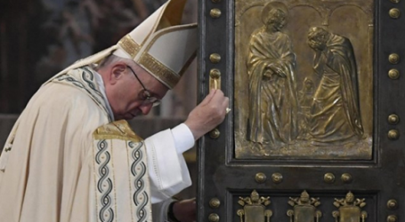 El Papa Francisco cierra la puerta del Jubileo de la Misericordia: “Agradecidos por los dones de gracia recibidos cerramos la Puerta santa”