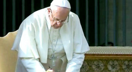 El Papa firma la carta apostólica ‘Misericordia e Misera’ al acabar la Misa del Jubileo de la Misericordia