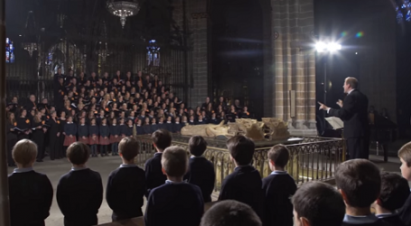 Felicitación al Papa Francisco por su 80 cumpleaños de coro de 500 voces de escuelas de Navarra unidas por la música y la fe