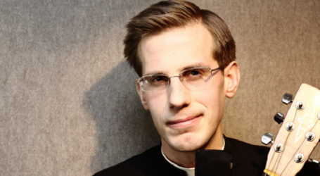 John Klein prefirió cantar para Cristo y los jóvenes a su éxito profesional, en breve será sacerdote