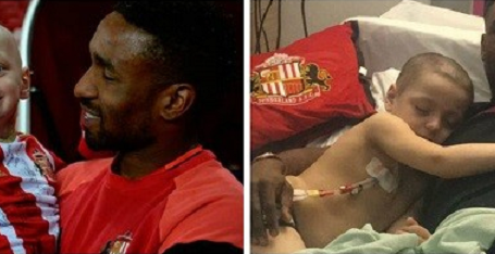 Defoe, futbolista inglés y católico, fue a visitar a un niño con cáncer terminal y acabó durmiendo con él: “Rezo todos los días”