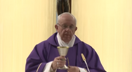 Papa Francisco / En homilía en Santa Marta 30-3-17: «Los ídolos nos esclavizan, sólo Dios nos ama de verdad»
