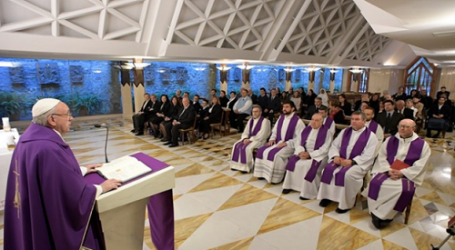 Papa Francisco / En homilía en Santa Marta 4-4-17: «La cruz no es un símbolo, el Crucificado se ha hecho pecado para salvarnos»