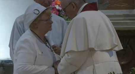 Roselyne, hermana del P. Jacques Hamel, asesinado por ISIS, recuerda ante el Papa sus últimas palabras: “¡Apártate satanás!”