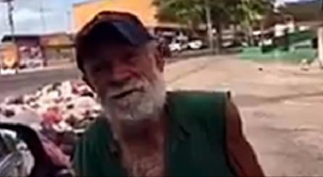 Anciano que busca comida en la basura en Venezuela da lección de fe en Dios a un grupo de extranjeros que le dio alimentos