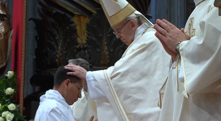Papa Francisco en la homilía al ordenar a 10 sacerdotes: “La doble vida es una enfermedad fea en la Iglesia”
