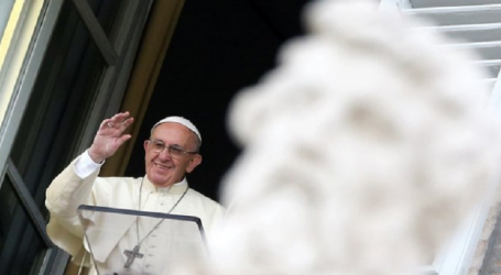 Papa Francisco / En el Ángelus 1-11-17: «Los santos son como los vitrales que dejan entrar la luz de Dios»