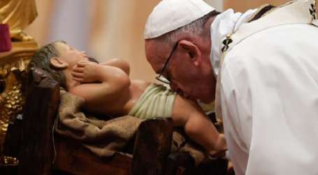 Papa Francisco en homilía de la Misa de la Natividad del Señor: «Conmovidos por el Niño de Belén, te pedimos que tu llanto despierte nuestra indiferencia ante el que sufre»