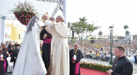 Papa Francisco en coronación de la Virgen de la Puerta en Trujillo, Perú: «María nos lleva a Jesús que es la Puerta de la Misericordia»