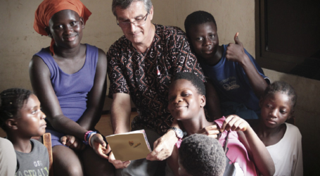 Jorge Crisafulli, el salesiano en Sierra Leona que rescata niñas prostitutas que se venden para comer y que aún juegan con peluches