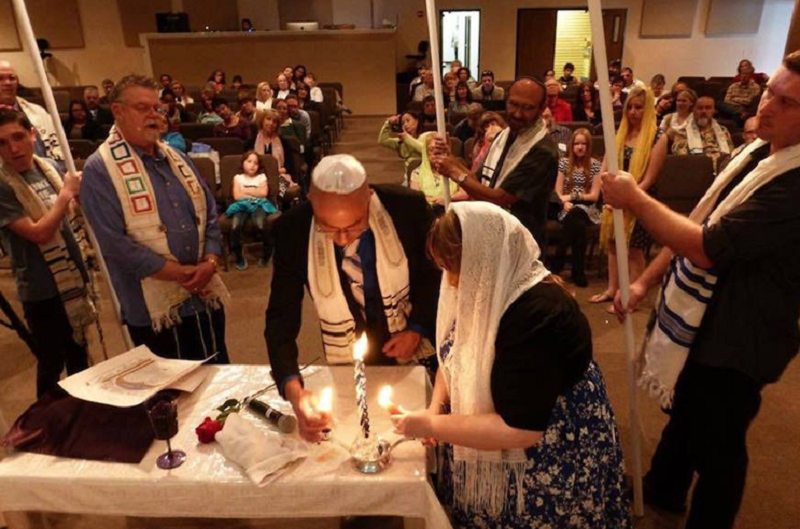 Un encuentro de judíos mesiánicos: creen en Jesús como Señor y Mesías, en la Trinidad, y practican algunos rituales y signos de la tradición hebraica