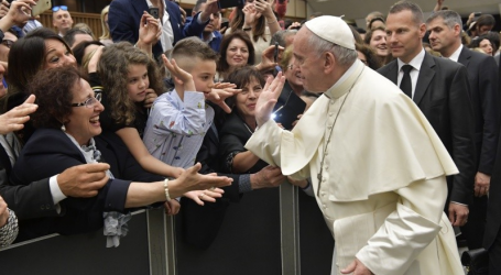 Papa Francisco: «La familia es la primera comunidad donde se enseña y se aprende a amar»