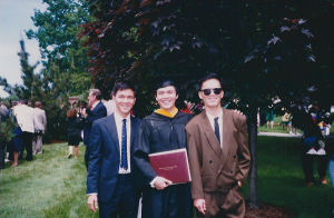 Quy K. Pham en su graduación con dos de sus hermanos. Foto: P. Quy K. Pham