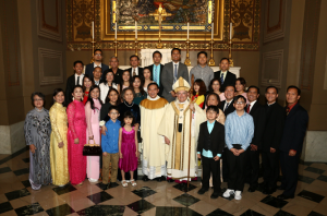 El P. Quy K. Pham con el Arzobispo de Filadelfia, su familia y la familia de su fallecida esposa en su ordenación. Foto: Sarah Webb / CatholicPhilly.com