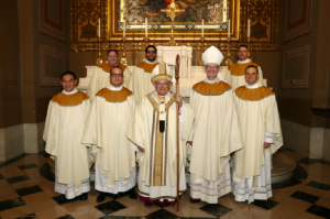 Mons. Chaput y los nuevos sacerdotes de la Arquidiócesis de Filadelfia. Foto: Sarah Webb / CatholicPhilly.com