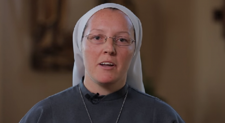 Anne Yoches, jugadora de fútbol americano, llevó una vida de excesos, hasta que una homilía y la adoración la llevaron a ser monja:  «Quería más de Jesús»
