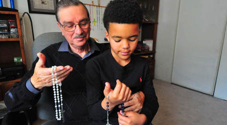 Toni Blanco construye rosarios mientras reza desde los 8 años y los regala a desconocidos que lloran y son transformados: «El rosario ha sido mi GPS hacia el Señor»