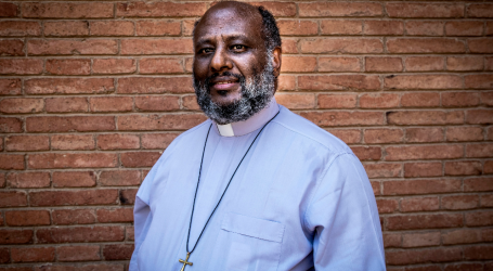 Mussie Zerai, sacerdote eritreo, ha salvado la vida a miles de inmigrantes: «Si tú no amas al prójimo que ves, no puedes amar a Dios»