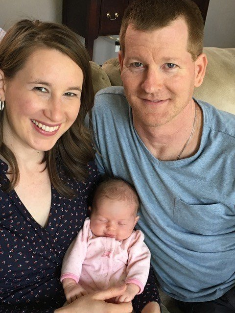 Kelly y Chris con su primera hija Anna Therese que nació en abril de este año 2018