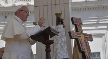 Papa Francisco en el Ángelus 12-8-18: «La Virgen nos ayude a decir “no” al mal y “si” al bien con los hechos»