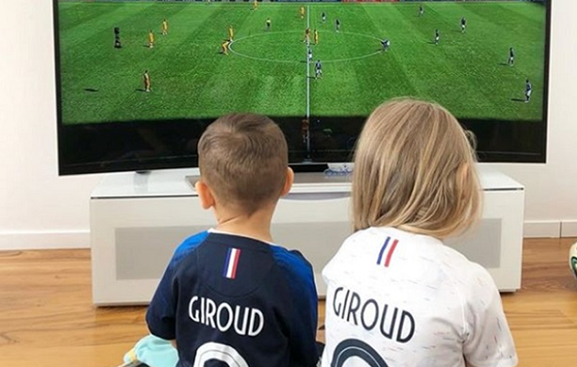 Los dos hijos mayores del delantero viendo uno de los partidos de su padre durante el Mundial