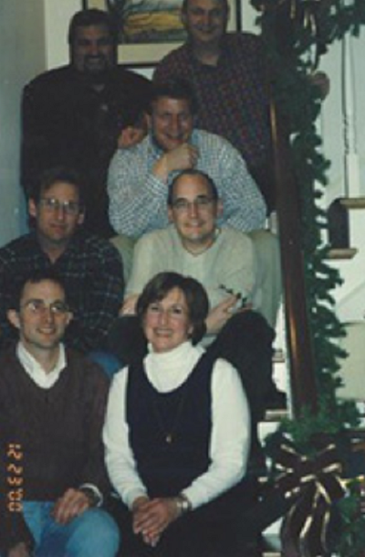 Mark, más joven, junto a sus seis hermanos