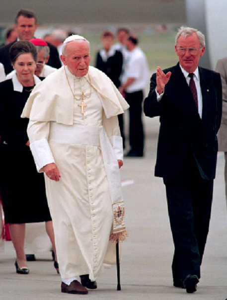 Bill Hayden, gobernador general en 1995, acompaña a San Juan Pablo II que acudió a Australia a beatificar a Mary McKillop
